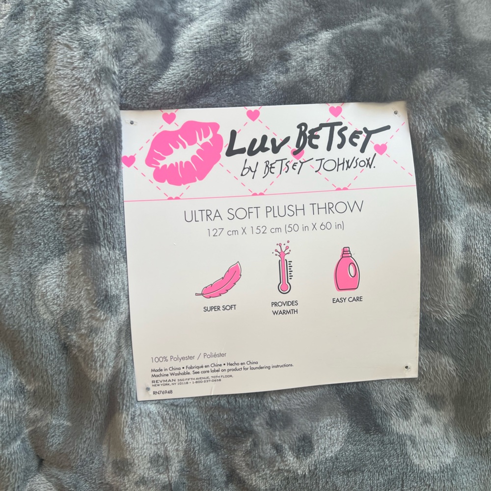 Betsey Johnson Skull Throw - Picture 1 of 3